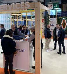 Échanges sur le stand Mudetaf