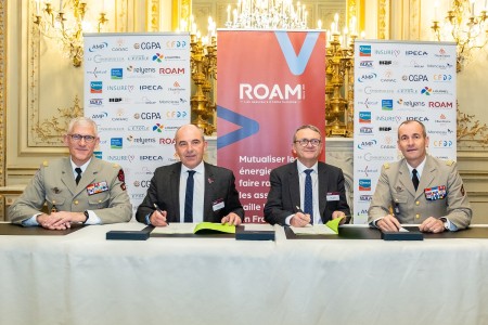 Philippe COY et Alain LANNOU, président et directeur général de la Mudetaf, signant la convention de soutien à la réserve opérationnelle