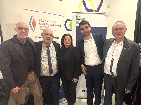 Ci-dessus de gauche à droite : Georges CARON, Délégué régional, Philippe LAVEAU, président sortant de la fédération du 80, Fany RUIN, présidente de la CCI Amiens-Picardie, Serdar KAYA, président de la Confédération des buralistes, et Christophe SÉRÉ, nouveau président de la fédération du 80