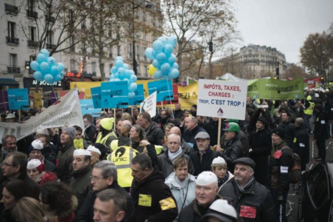 Paris, le 1er décembre 2014. Pierre Ducrohet, directeur de la Mudetaf et Pascal Bescher, directeur de Formation Buralistes, sont solidaires des 800 buralistes marchant vers Bercy.