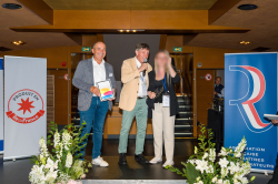 Remise de l'iPad mis en jeu par la Mudetaf des mains de Philippe COY, président du conseil d'administration de la Mudetaf